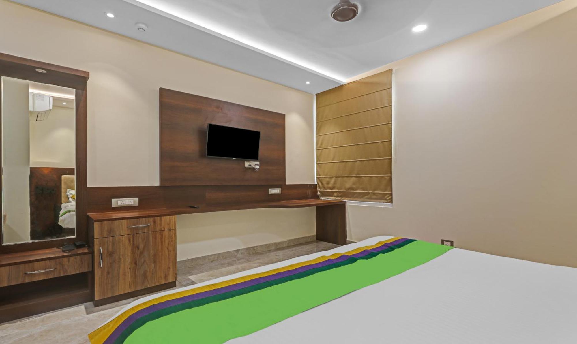 Hotel The Golden Bird Агра Екстериор снимка