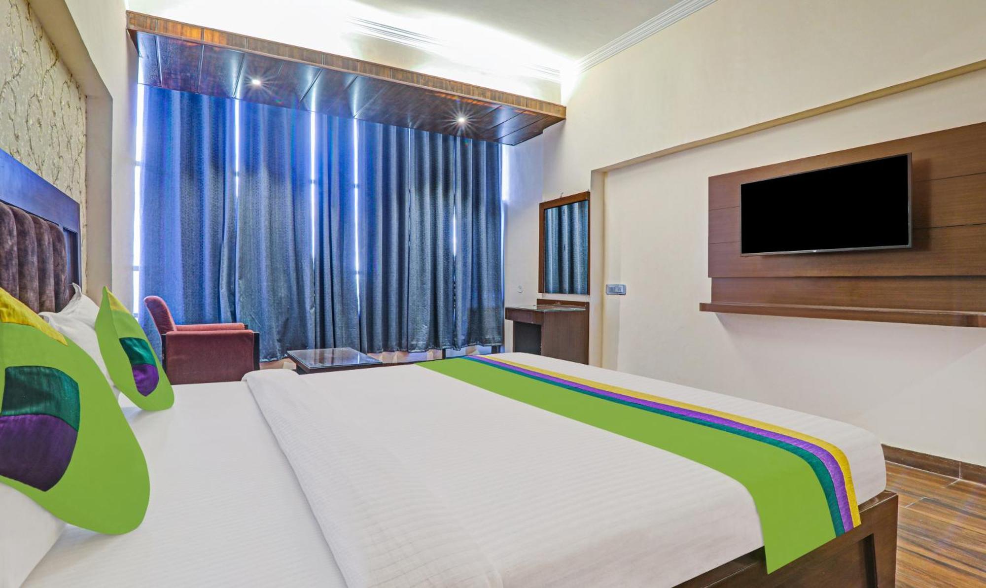 Hotel The Golden Bird Агра Екстериор снимка