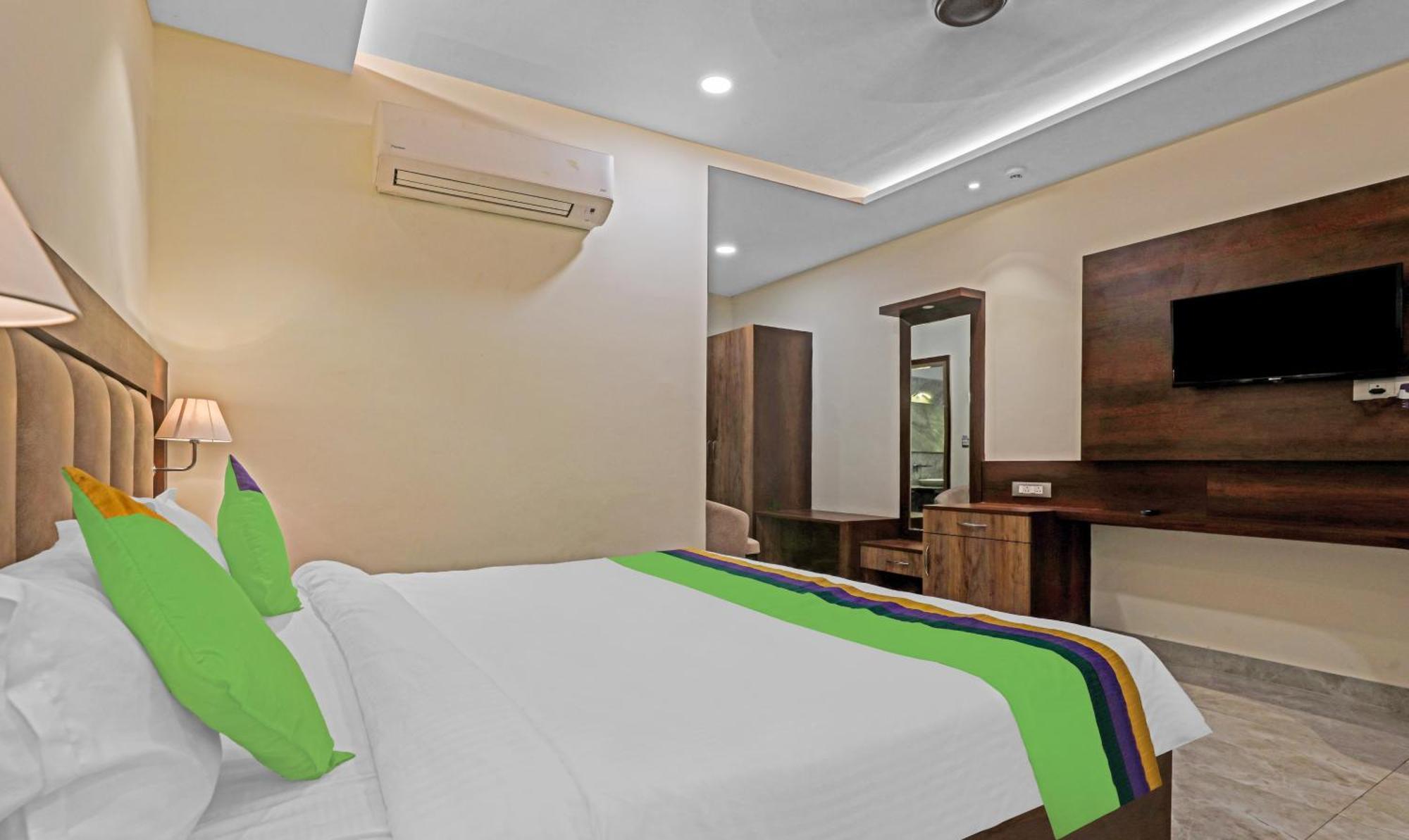 Hotel The Golden Bird Агра Екстериор снимка