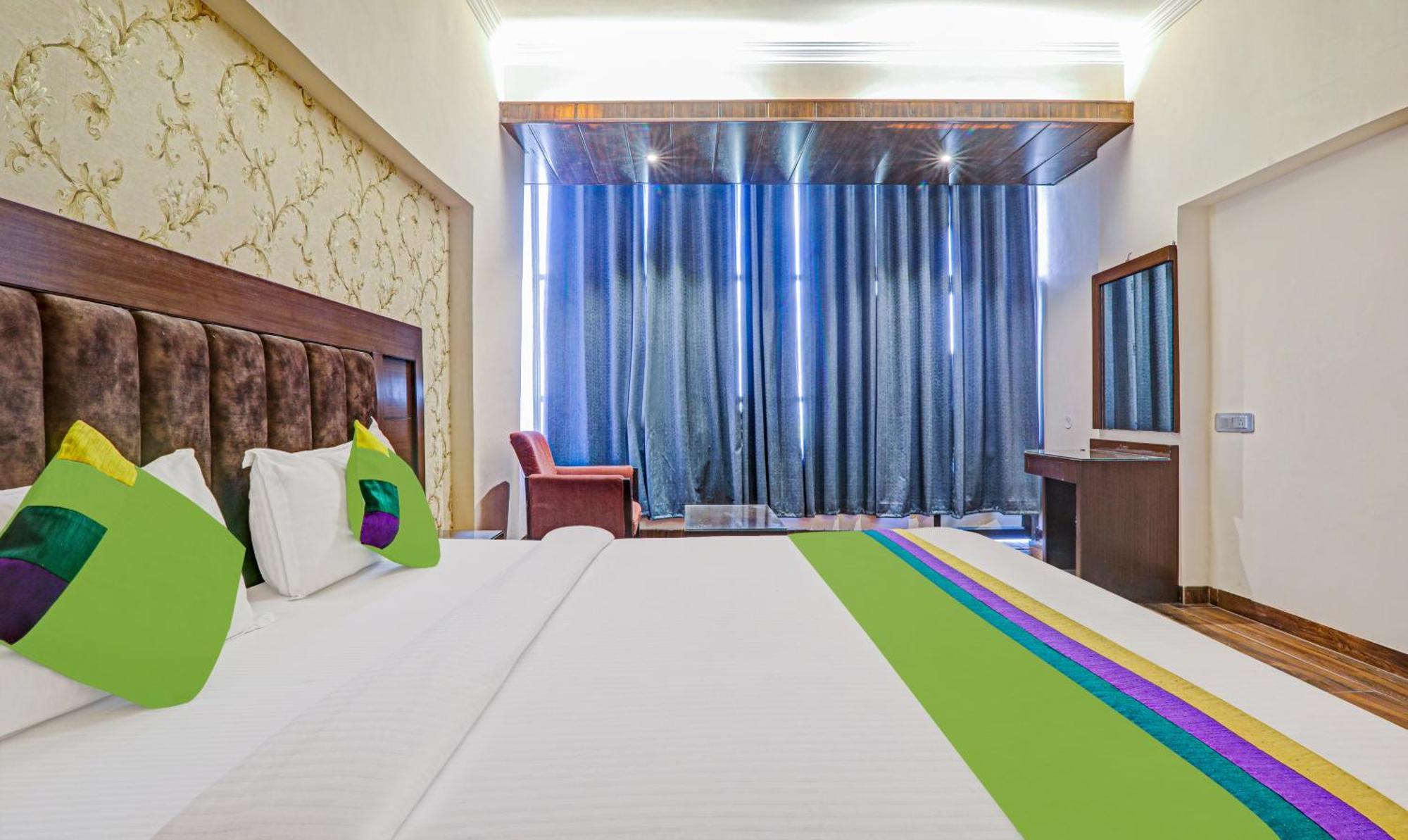 Hotel The Golden Bird Агра Екстериор снимка