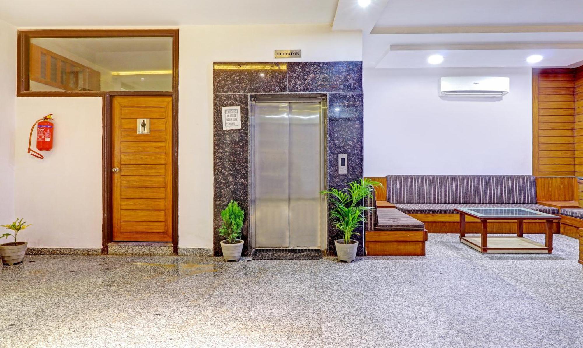 Hotel The Golden Bird Агра Екстериор снимка