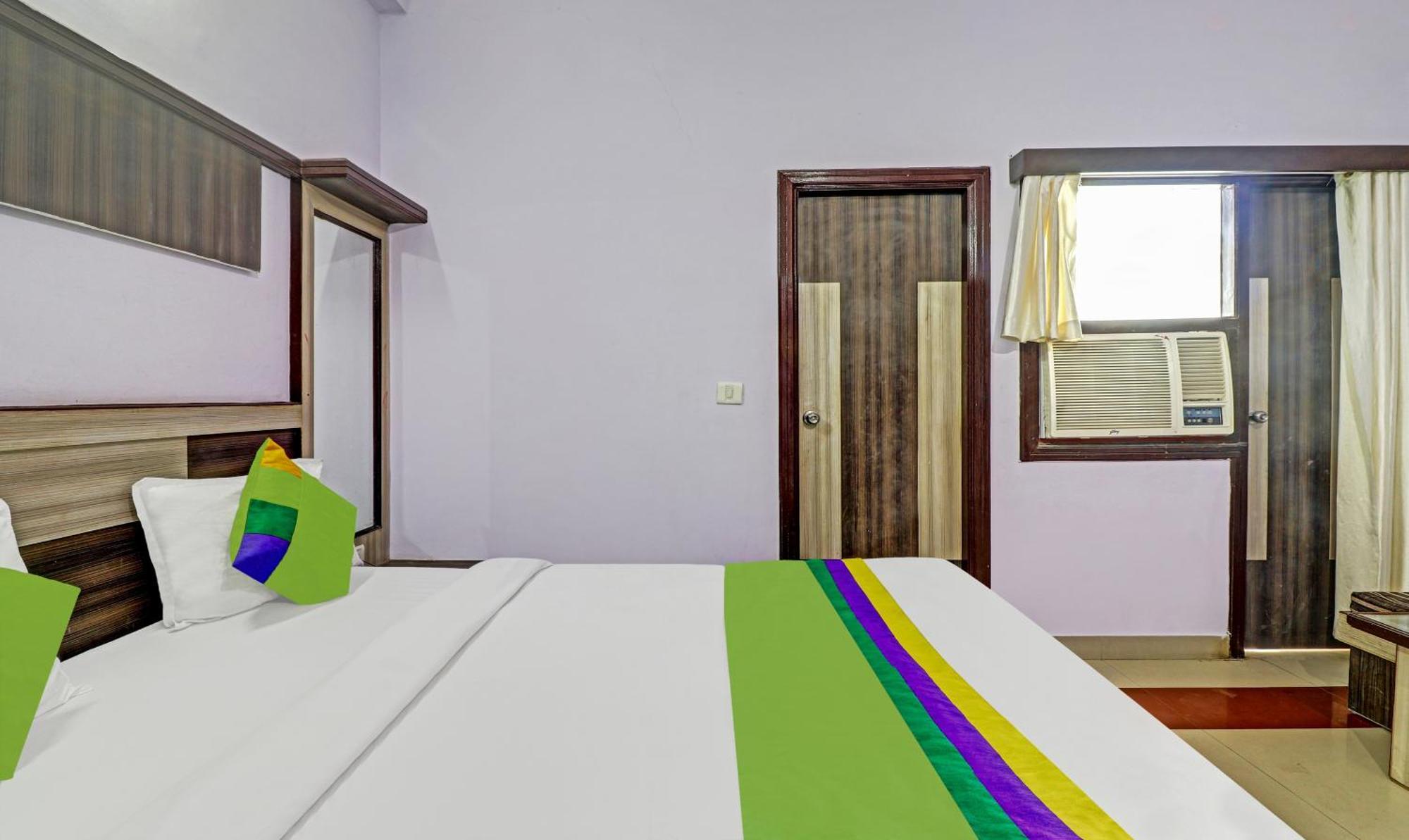 Hotel The Golden Bird Агра Екстериор снимка