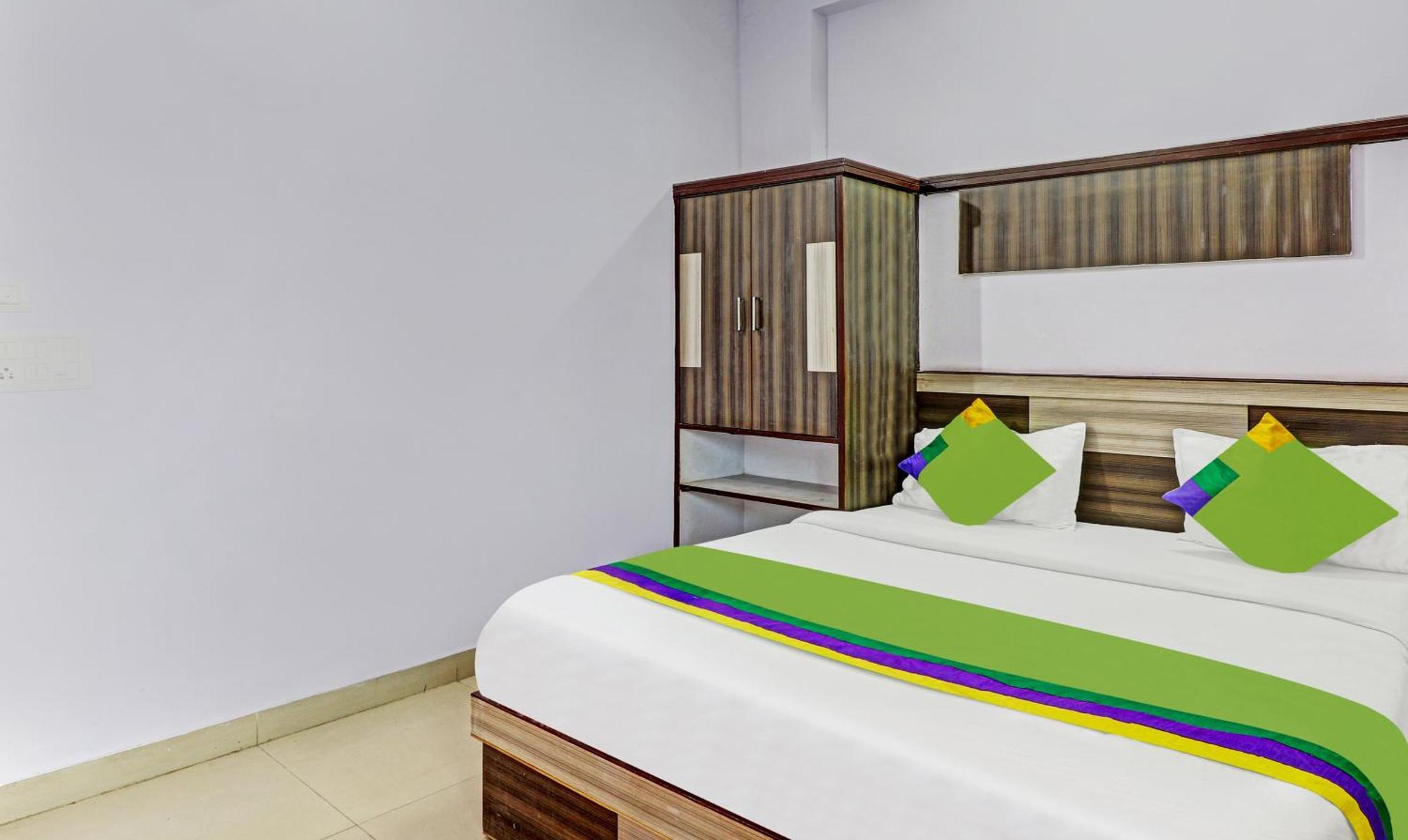 Hotel The Golden Bird Агра Екстериор снимка