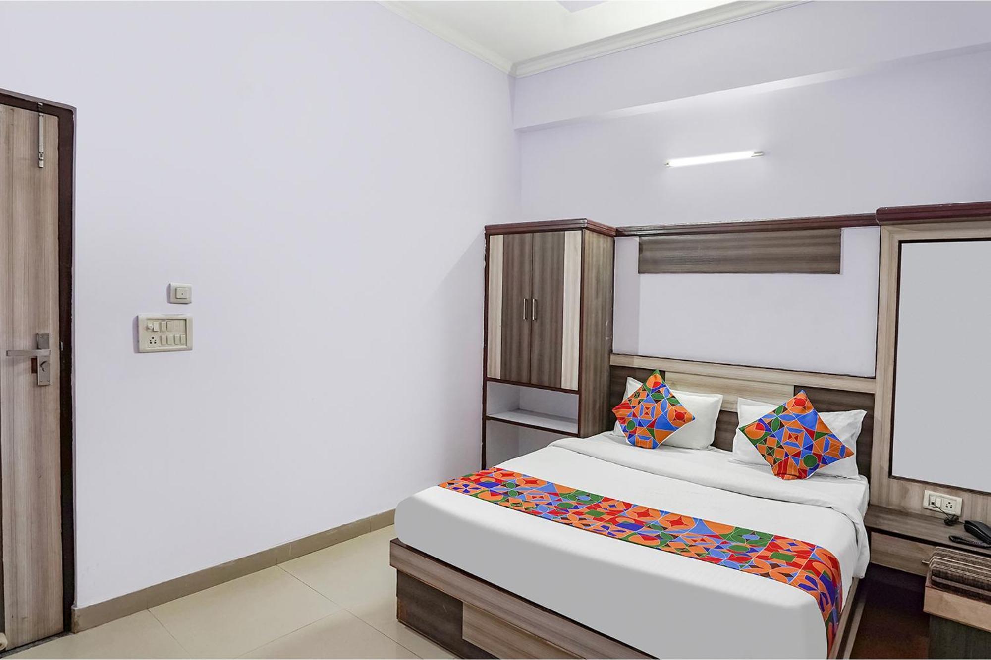Hotel The Golden Bird Агра Екстериор снимка