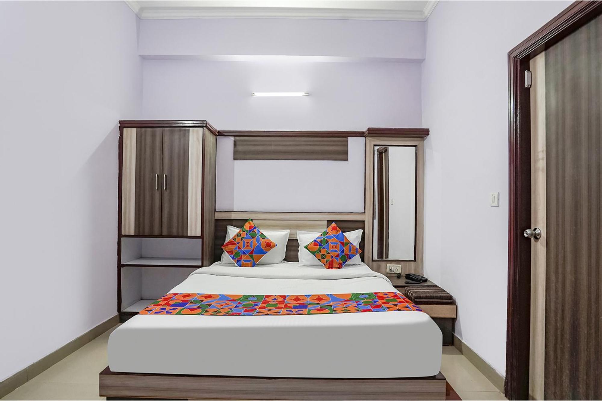 Hotel The Golden Bird Агра Екстериор снимка