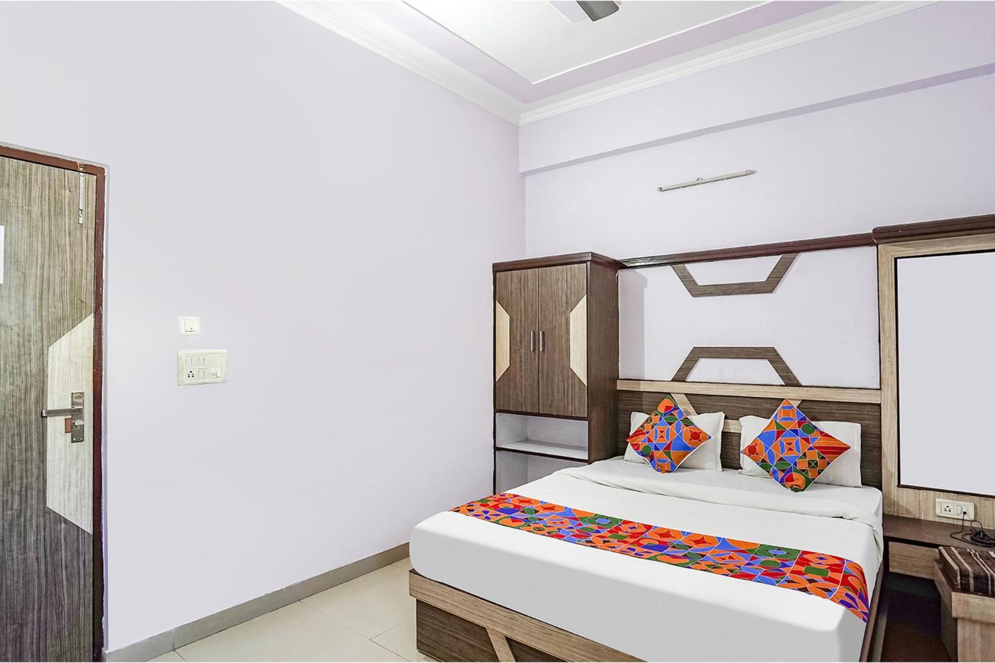 Hotel The Golden Bird Агра Екстериор снимка