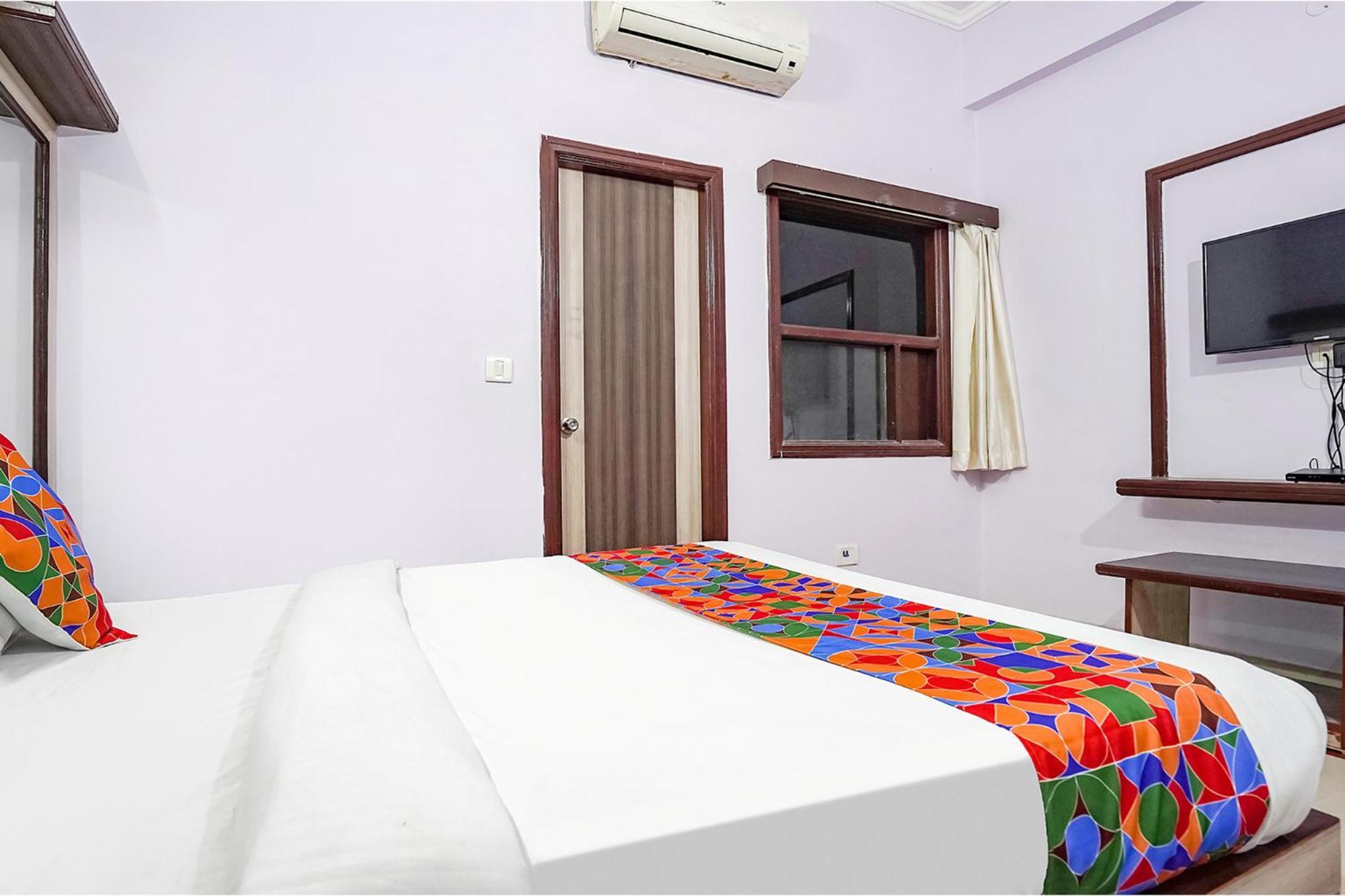 Hotel The Golden Bird Агра Екстериор снимка