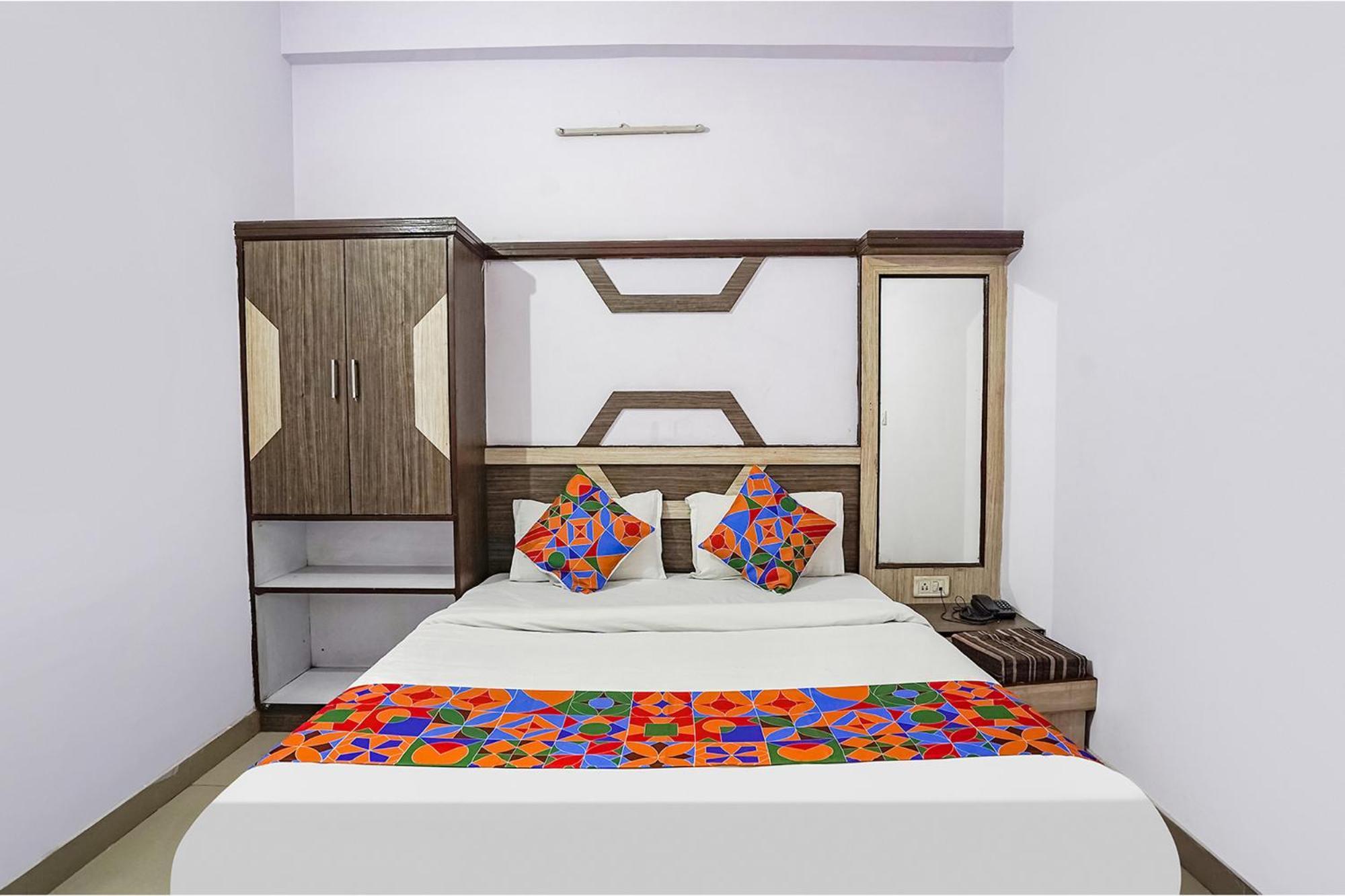 Hotel The Golden Bird Агра Екстериор снимка