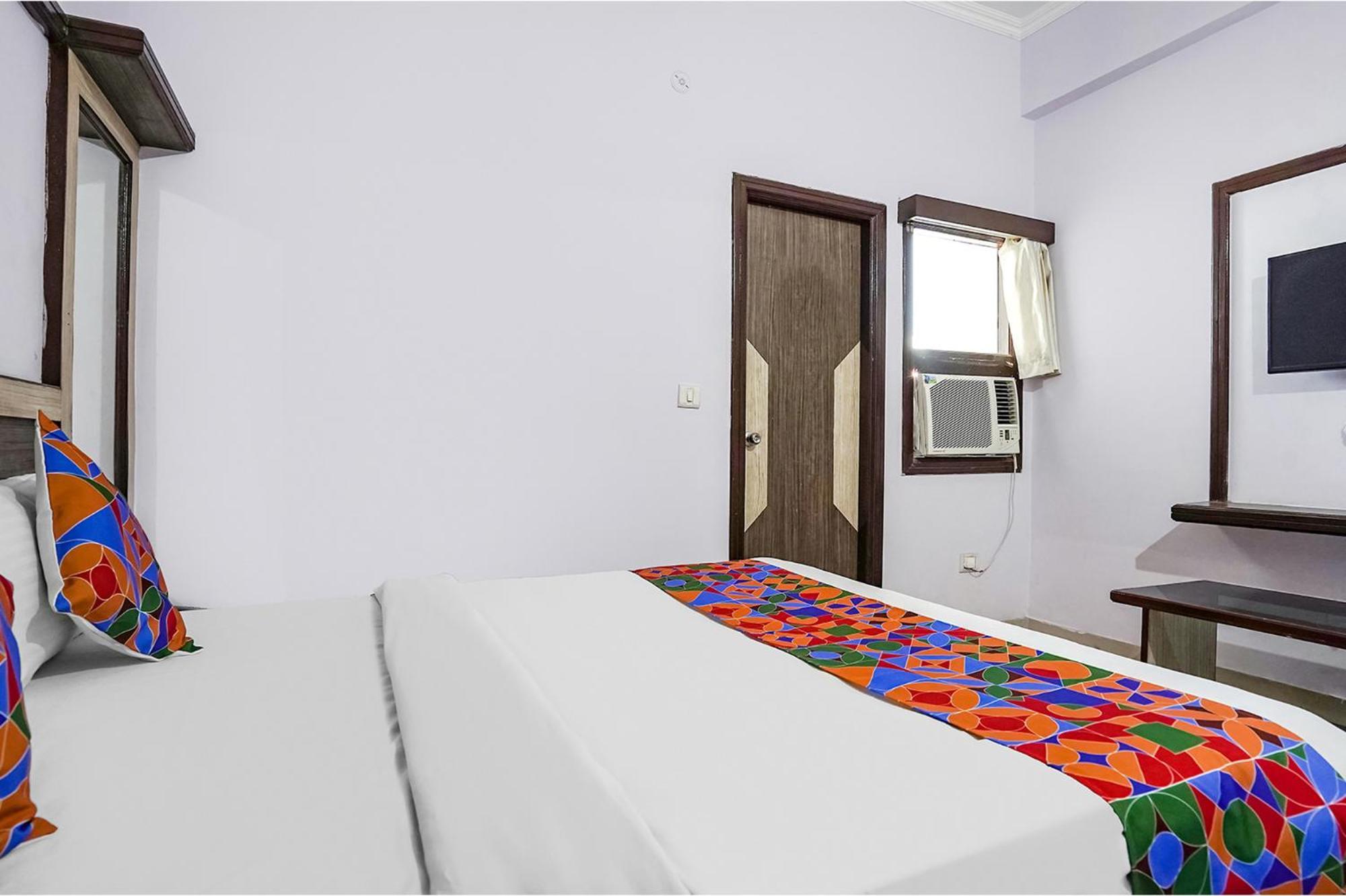 Hotel The Golden Bird Агра Екстериор снимка