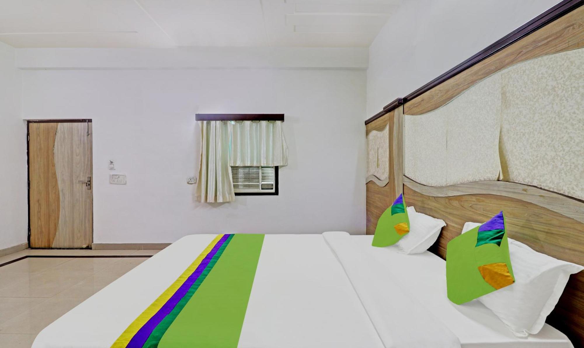 Hotel The Golden Bird Агра Екстериор снимка